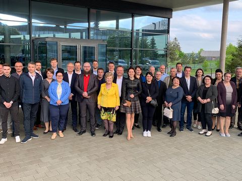 Gruppenfoto der Geschäftsleitung von Häring mit den Mitarbeitern vor dem Gebäude von Häring