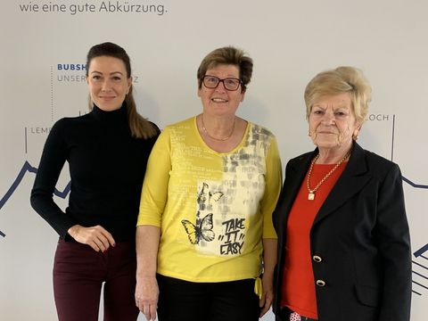 Miriam und Irma Häirng stehen mit Inge Kille vor der Kamera und lächeln