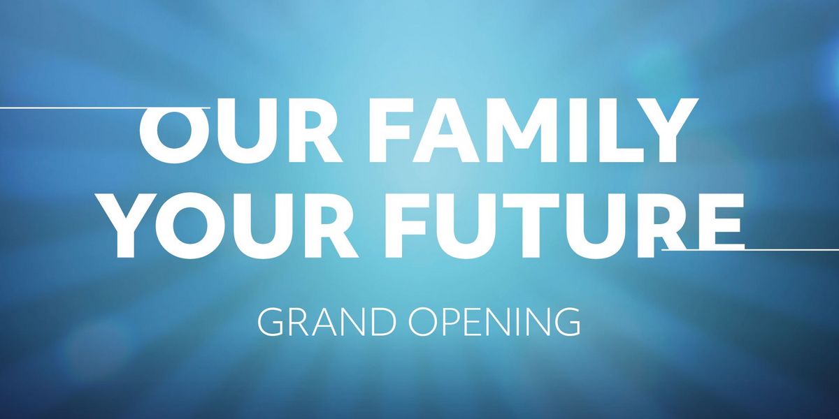 Blau/weißer Hintergrund mit weißer Schrift in der Mitte "Our Family your Future Grand Opening"
